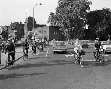 850404 Afbeelding van het fiets- en autoverkeer op de Tolsteegbrug richting de rotonde op het Ledig Erf die ...